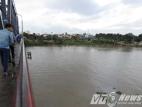 Hải Phòng: Nam thanh niên nhảy cầu Rào tự tử