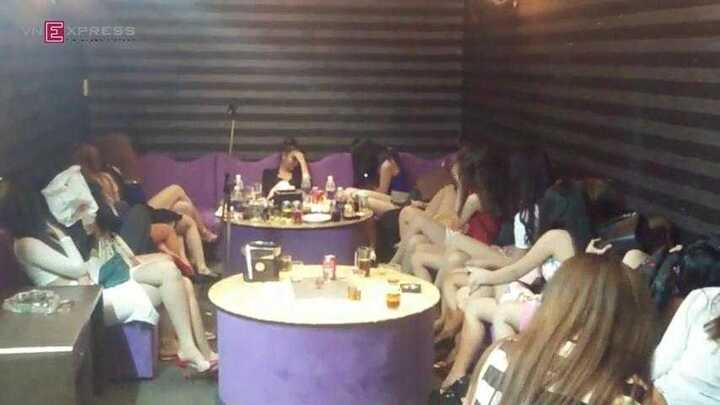 Clip: Đột kích nhà hàng không khói, bắt quả tang 50 cô gái 'phục vụ' khách Hàn