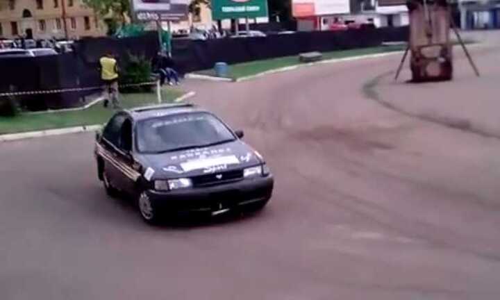 Khán giả vỡ oà khi xem màn trình diễn ô tô 'siêu an toàn'