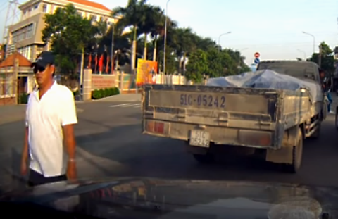 Lái xe tải chạy ẩu vẫn 'hổ báo' cầm tuýp sắt đe dọa tài xế xe hơi