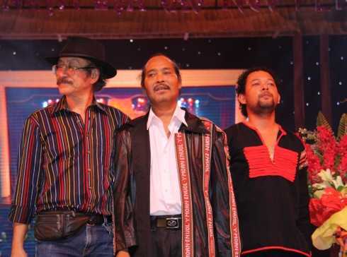 Con trai NSND Y Moan nghẹn ngào kể về cha