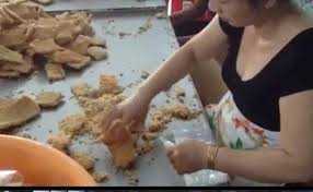 Hãi hùng công nghệ sản xuất cơm cháy chà bông