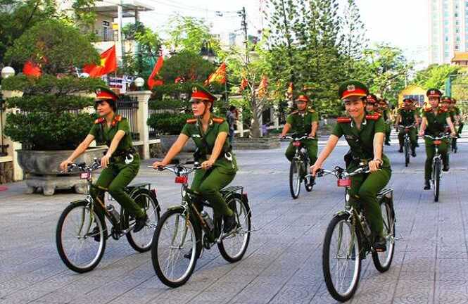 Cảnh sát Thừa Thiên - Huế đi tuần bằng xe đạp