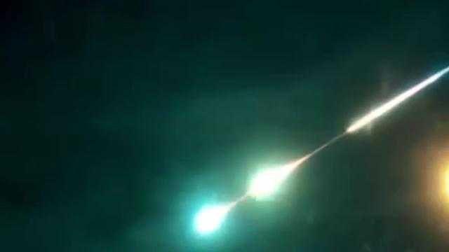 Clip: Cầu lửa khổng lồ sinh ba trên bầu trời Nga