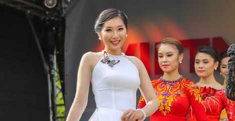 Nữ du học sinh xinh đẹp, hát chèo trên đất Anh