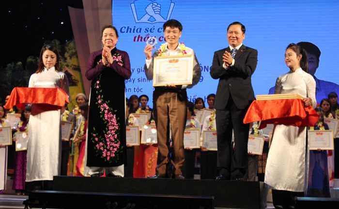 Tôn vinh 64 thầy, cô giáo cắm bản