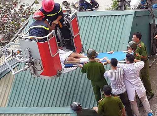 Thanh niên ngáo đá 'làm xiếc' trên nóc nhà nghỉ ở Hạ Long