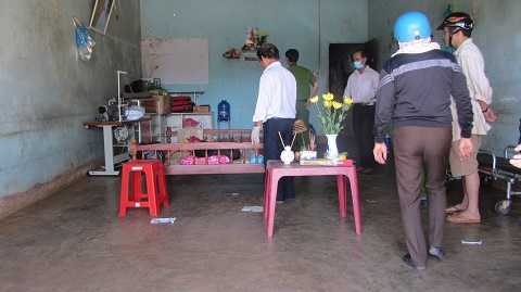 Một phụ nữ phơi quần áo bị tường sập đè chết