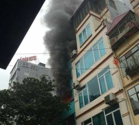 Khói đen bao trùm tiệm Spa trên phố Hà Nội