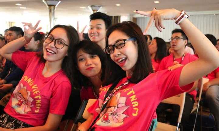 Thanh niên Việt mang chuồn chuồn tre giới thiệu bạn bè thế giới