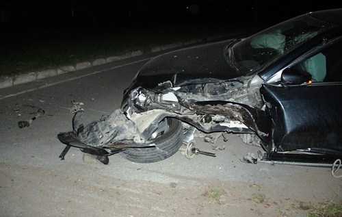 Ôtô nát đầu khi đâm gốc cây, nữ tài xế nhập viện