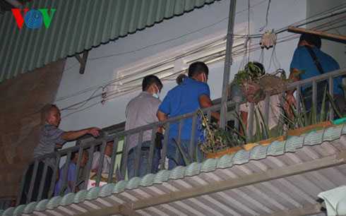 Vụ 2 mẹ con bị sát hại: Người đàn ông dính máu đi ra từ phòng trọ