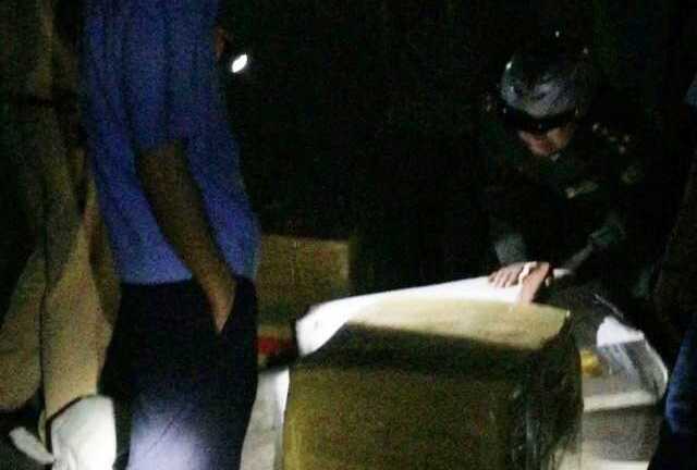 Bắt quả tang hơn nửa tấn gỗ quý 'đi' xe khách