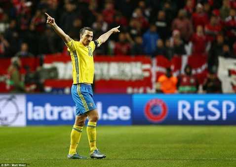 Ibrahimovic lập công, Thụy Điển chiếm lợi thế trước lượt về