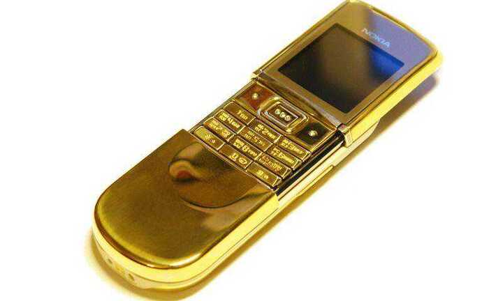 Nhặt được điện thoại gắn 112 viên kim cương trên máy bay