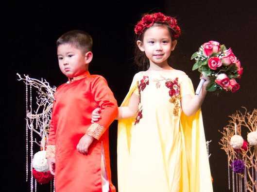 Hoa hậu Jennifer Chung đưa các em ruột lên sàn catwalk