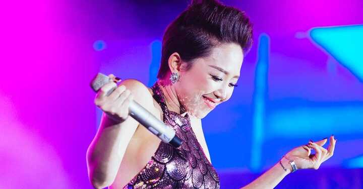 Tóc Tiên diện đầm yếm ngắn sexy, trình diễn 'vũ điệu lò cò'