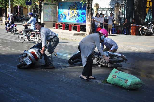 Hàng loạt xe máy 'vồ ếch' trên con đường đẹp nhất Thủ đô