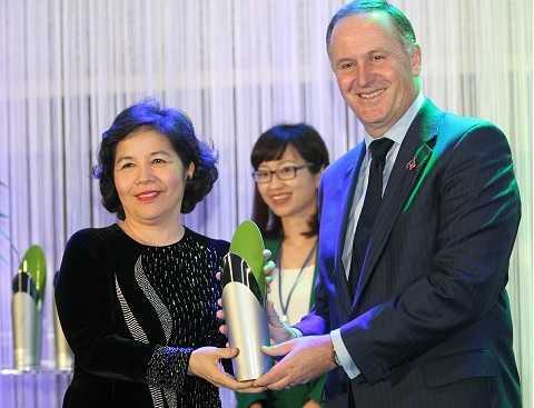 Thủ tướng New Zealand trao giải thưởng New Zealand - Asean cho Bà Mai Kiều Liên