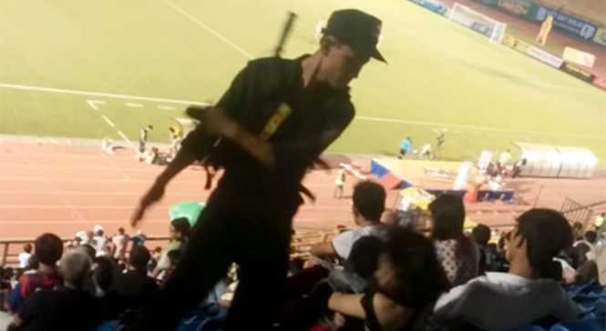 Thẳng tay tát cô gái ở sân vận động, viên cảnh sát cơ động nói gì?