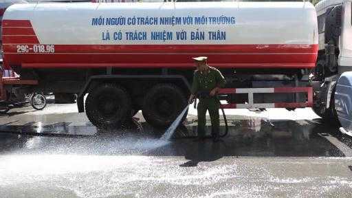 Xe máy liên tục 'vồ ếch' trên con đường đẹp nhất Thủ đô