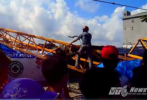 Nhân chứng kể phút hãi hùng cần cẩu 70m đè chết người ở Hải Phòng