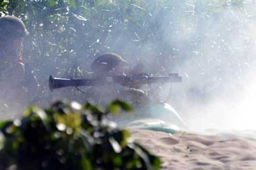 Ảnh: Sư đoàn 302 diễn tập đánh địch đổ bộ đường biển