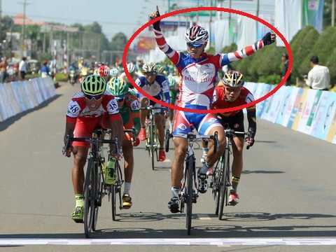 Clip: Ăn mừng sớm, tay đua ngậm ngùi chia tay áo vàng