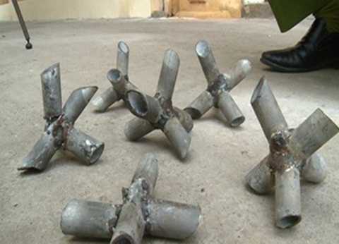 Dựng bàn chông tự chế trên đường 'bẫy' ô tô