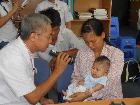 Sức khỏe bé trai bị đâm xuyên não có chuyển biến xấu