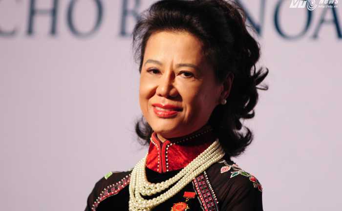 Phụ nữ Việt đầu tiên lái trực thăng từ Paris về Hà Nội làm đại sứ du lịch ở Pháp