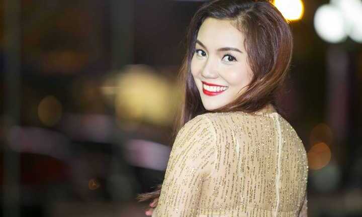 Ngọc Anh xinh đẹp rạng ngời bên xế hộp bạc tỷ mới sắm