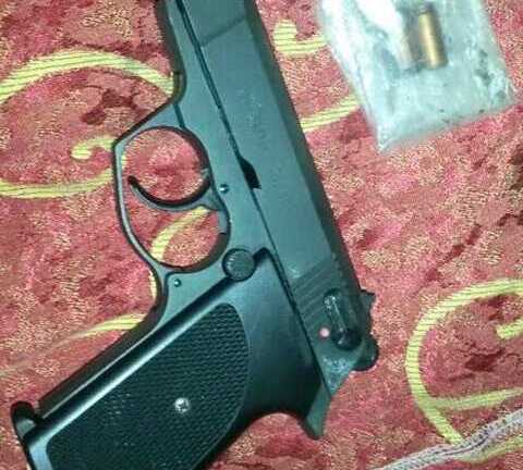 Sếp đi công tác, nhân viên lẻn vào phòng trộm súng