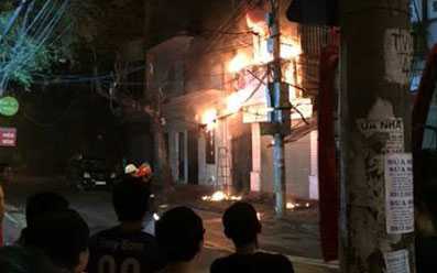 Thanh niên 'ngáo đá' cầm dao rượt đuổi người dân rồi về đốt nhà