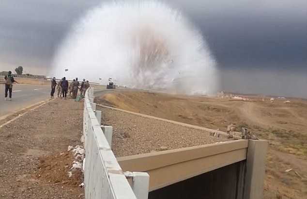Clip: Xe bom của IS nổ kinh hoàng rung chuyển mặt đất Iraq