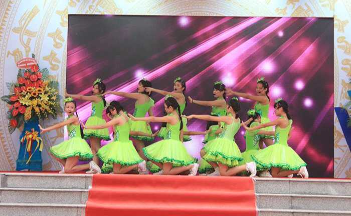 Nữ sinh nhảy sôi động tri ân thầy cô ngày Nhà giáo Việt Nam