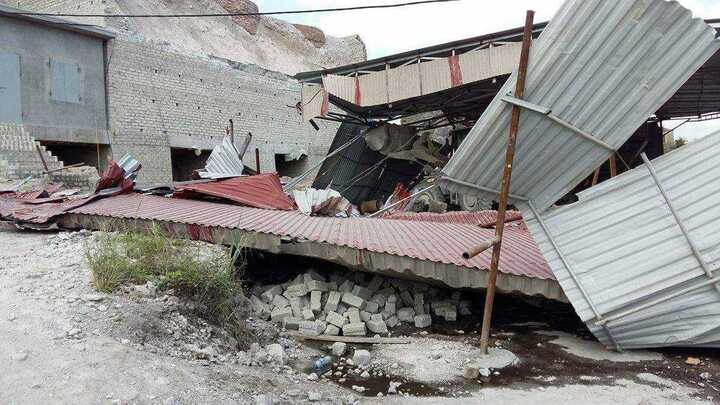 3 người đang ngồi uống nước bị lò vôi đổ sập vùi lấp