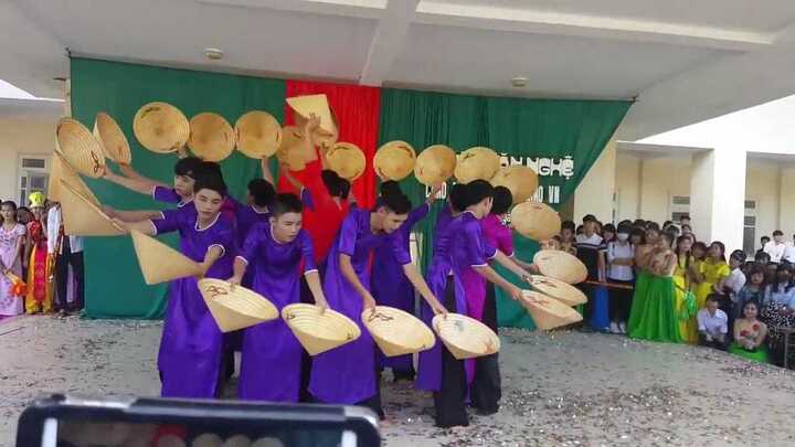 Phát cuồng với clip nam sinh mặc áo dài múa nón mừng 20/11