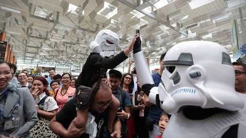 'Người ngoài hành tinh' tràn ngập sân bay Changi - Singapore