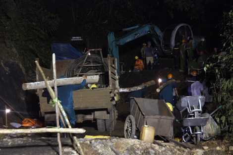 Sập lò than ở Hoà Bình: Trăm người xuyên đêm giải cứu 2 công nhân mắc kẹt