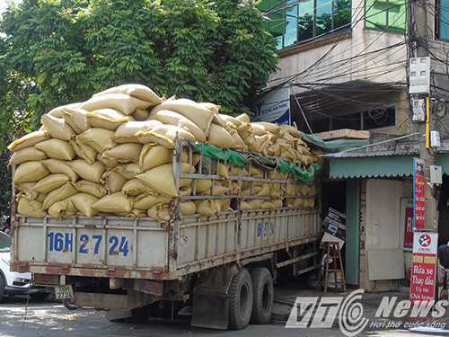 Xe tải tông thẳng cửa hàng, 2 mẹ con thoát chết trong gang tấc