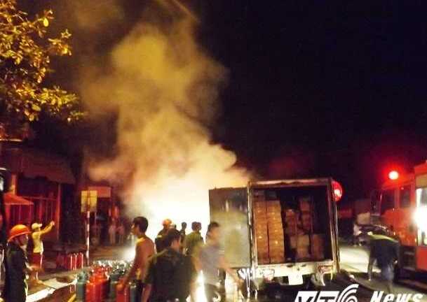 Cháy lớn ở Huế, nhiều ôtô bị thiêu rụi