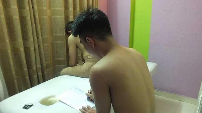 Đột kích cơ sở mại dâm đồng tính nam 'núp bóng' tiệm mát-xa