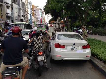 CSGT rút súng truy bắt ôtô điên trên phố Sài Gòn