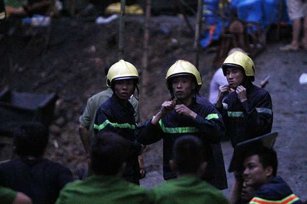 Sập hầm than ở Hoà Bình: Khối đá lớn chặn đường cứu 2 công nhân mắc kẹt