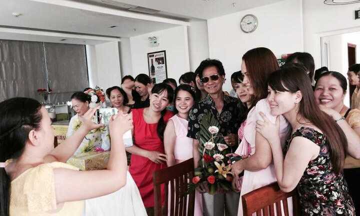 Chế Linh bối rối khi bị fan nữ vây kín ở Quảng Ngãi