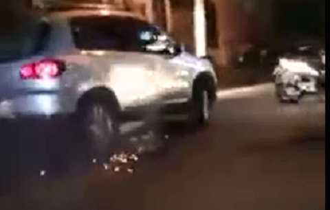 Ôtô kéo lê xe máy toé lửa, đến thẳng trụ sở công an phường