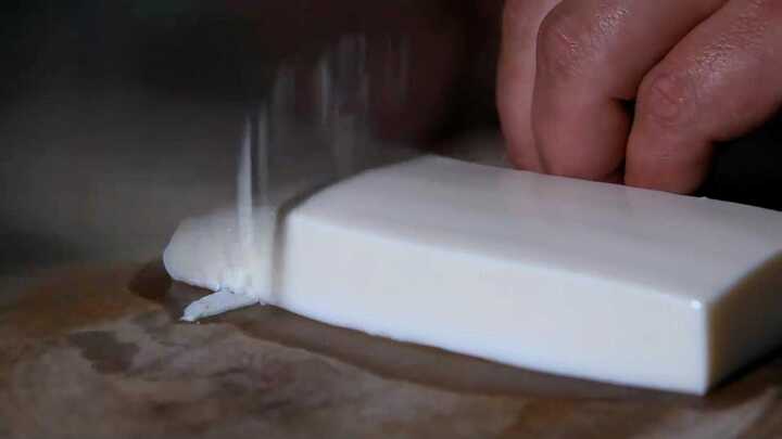 Video: Tròn mắt xem đầu bếp Trung Hoa dùng công phu tuyệt đỉnh thái sợi… đậu phụ