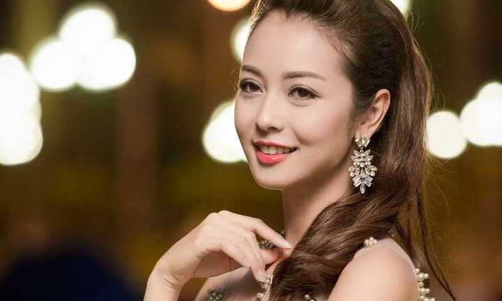 Jennfer Phạm khoe chân dài với váy xuyên thấu