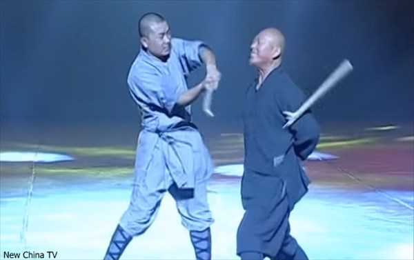 Video: Kinh ngạc xem nhà sư Thiếu Lâm dùng cổ đập tan gậy gỗ